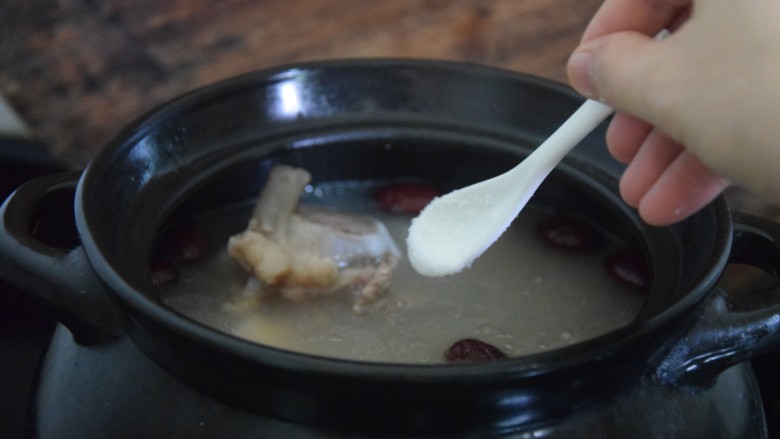 莲藕大骨汤,加入盐，拌匀即可装碗食用