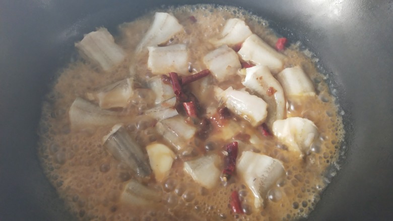 酱烧水鱼（水潺 ）,加入适量开水，放入红辣椒，盖上锅盖烧3-4分钟