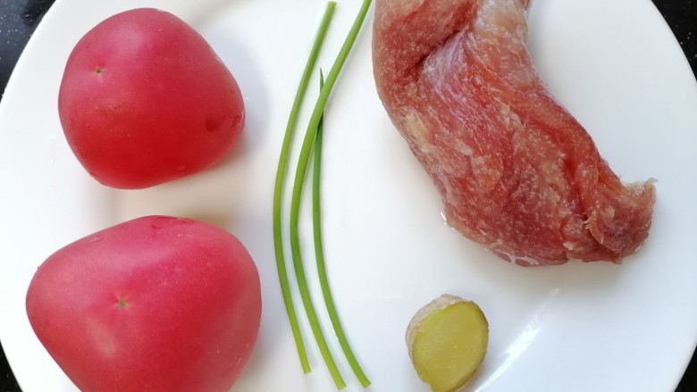 西红柿炖猪肉,准备好所需材料