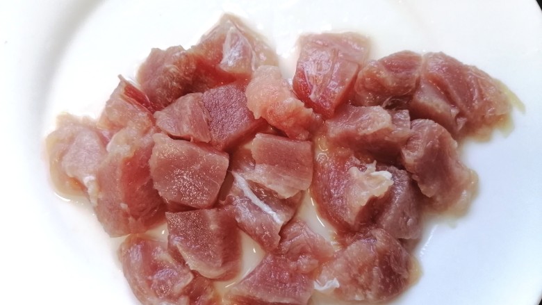 西红柿炖猪肉,肉洗干净切成小块