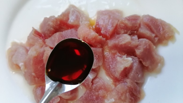 西红柿炖猪肉,加入一勺<a style='color:red;display:inline-block;' href='/shicai/ 788'>生抽</a>和姜片将肉腌制十五分钟