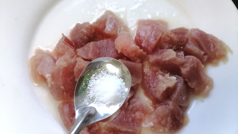 西红柿炖猪肉,加入少许盐调味