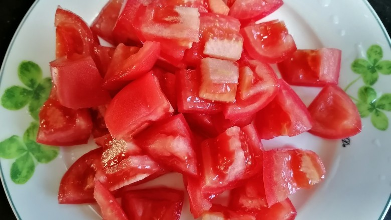 西红柿炖猪肉,将西红柿切成小块