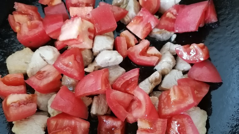 西红柿炖猪肉,放入西红柿一同翻炒