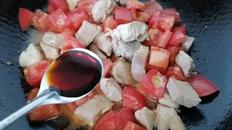 西红柿炖猪肉,加入适量生抽