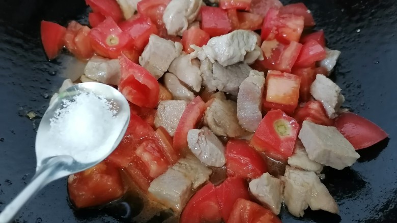 西红柿炖猪肉,加入一勺盐调味