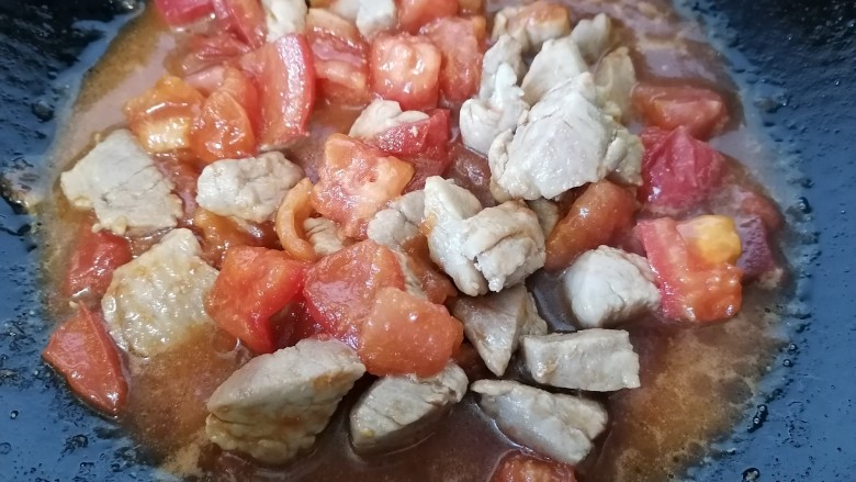 西红柿炖猪肉,炖至汤汁收干即可出锅