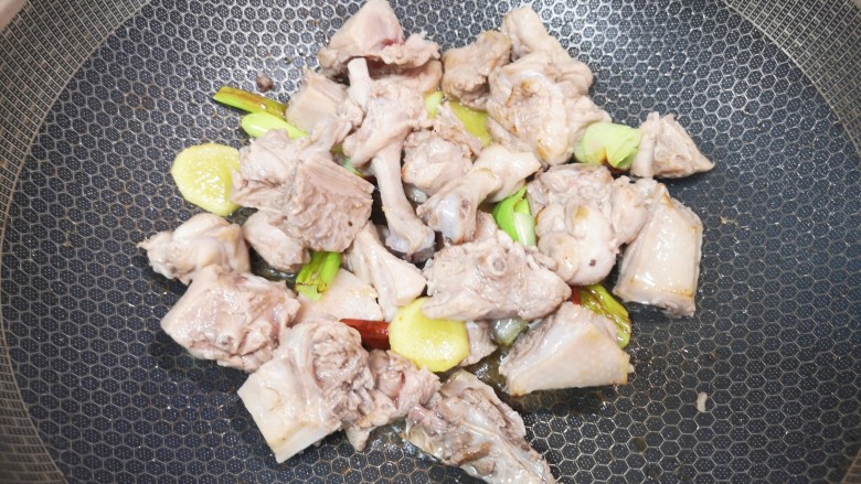 香菇烧鸭肉,下入焯过水的鸭块翻炒均匀。