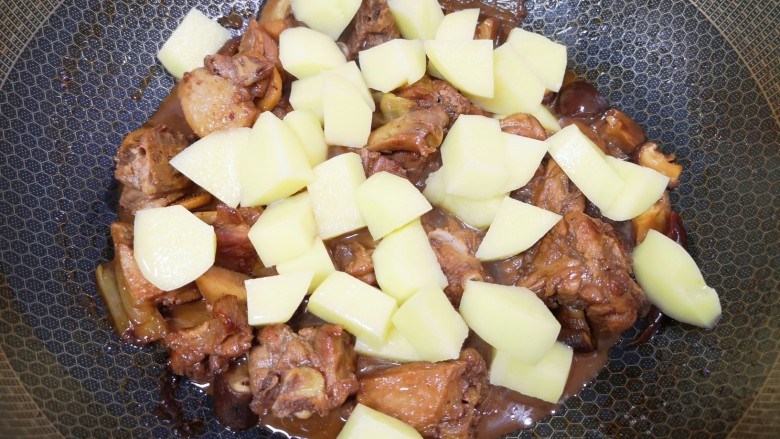 香菇烧鸭肉,50分钟以后下入土豆块翻炒均匀。