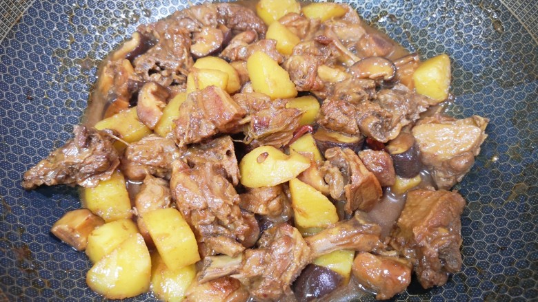 香菇烧鸭肉,将土豆块闷熟即可。