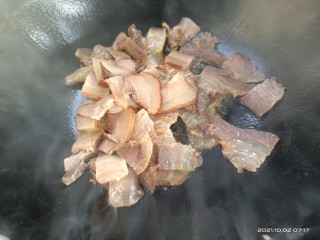 猪头肉炒辣椒,再起锅倒入肉片，炸出香味