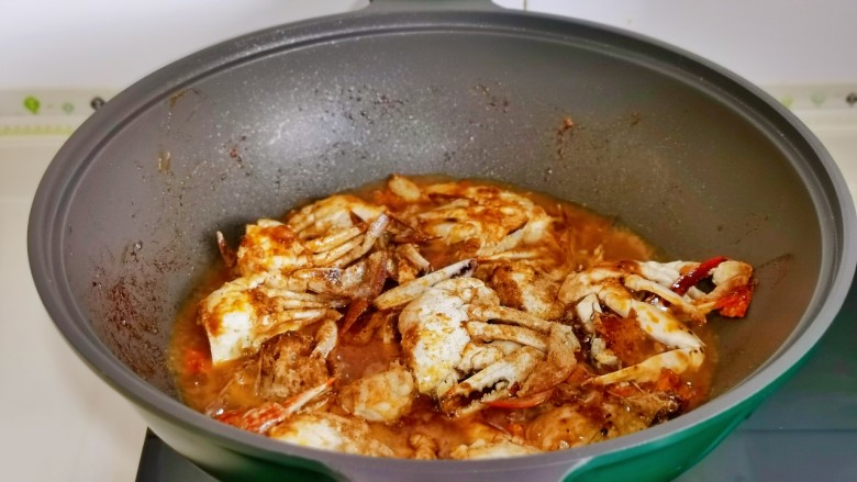 炒蟹脚肉,加入一碗水烧开，转小火15分钟。