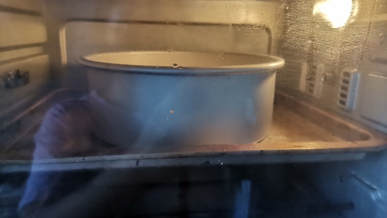 酸奶珍珠小面包,送入预热好的烤箱，上下火170度烤20分钟