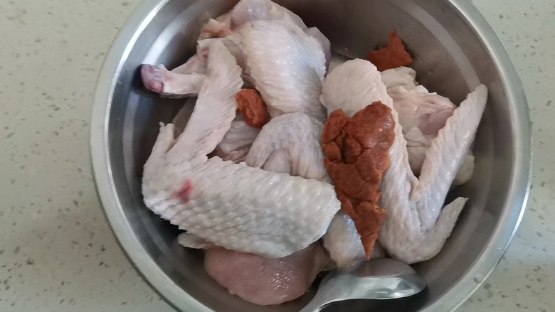 电饭锅焖鸡翅,鸡翅清洗干净，加15克奥尔良腌料