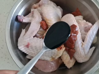 电饭锅焖鸡翅,加入一勺红烧酱油