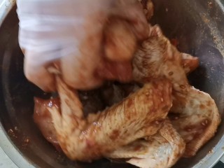 电饭锅焖鸡翅,抓拌均匀腌制一小时