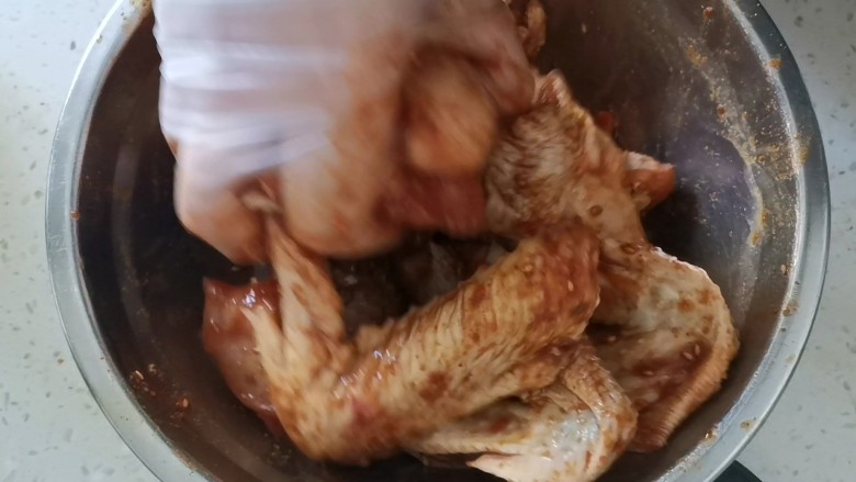 电饭锅焖鸡翅,抓拌均匀腌制一小时