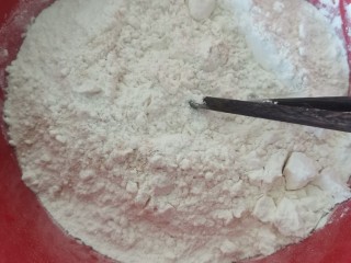 香菇鸡肉包子,300克面粉放入大碗中加水酵母和成面团