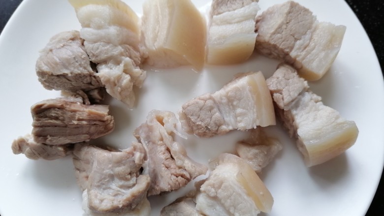 白萝卜炖猪肉,将五花肉洗干净切成小块