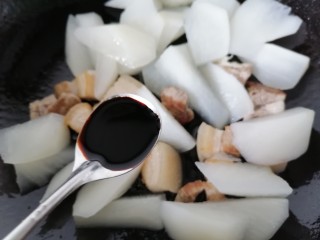 白萝卜炖猪肉,加入一勺老抽上色
