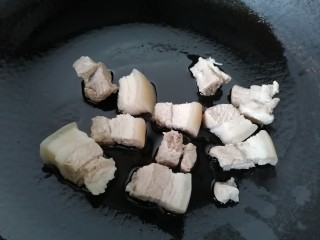 白萝卜炖猪肉,锅内放油烧热放入五花肉煎一下