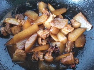 白萝卜炖猪肉,炖至入味上色即可出锅