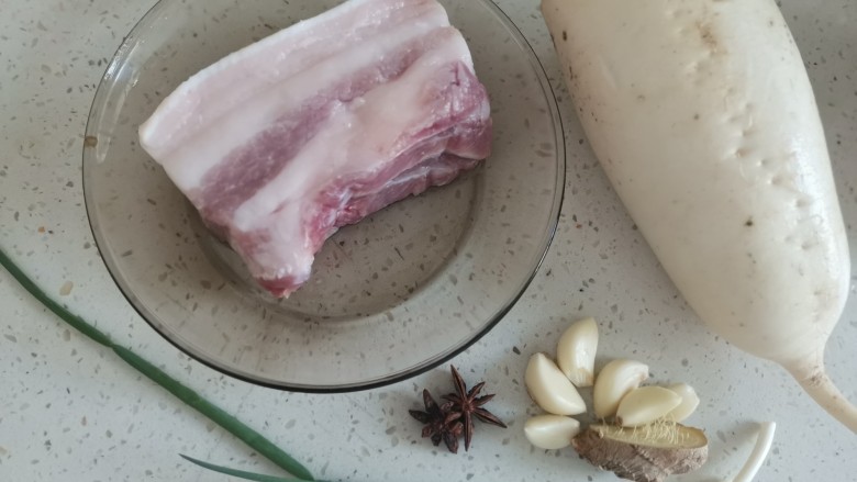 白萝卜炖猪肉,准备食材备用