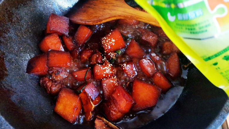 白萝卜炖猪肉,最后炖至汤汁收干，加入鸡精翻炒均匀即可出锅