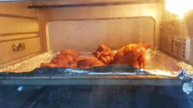 酱香烤猪蹄,送入预热好的烤箱，上下火190度烤20分钟