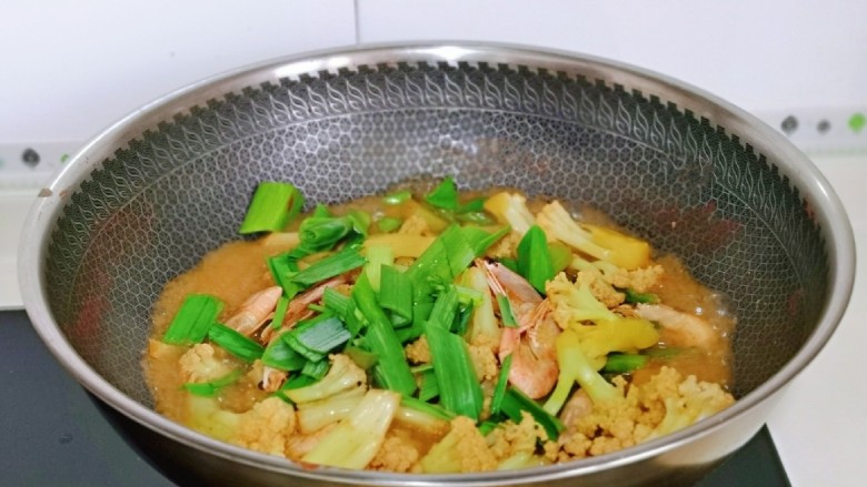 青椒炒花菜,加入青蒜的叶子，青椒丝，煮30秒关火。