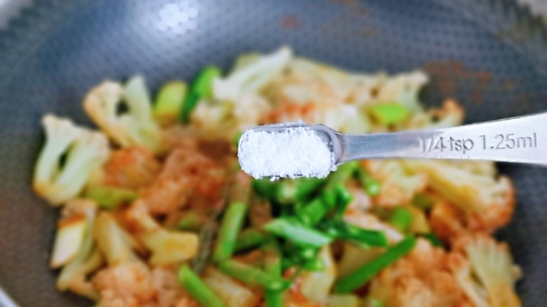 青椒炒花菜,按个人口味加入盐。