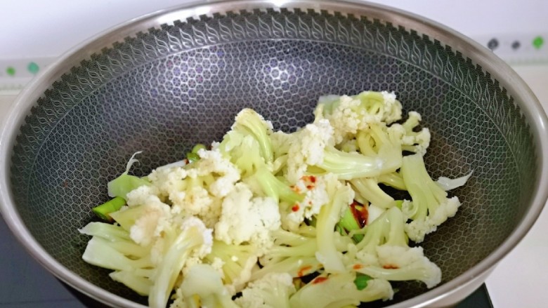 青椒炒花菜,加入焯水的花菜翻炒均匀。