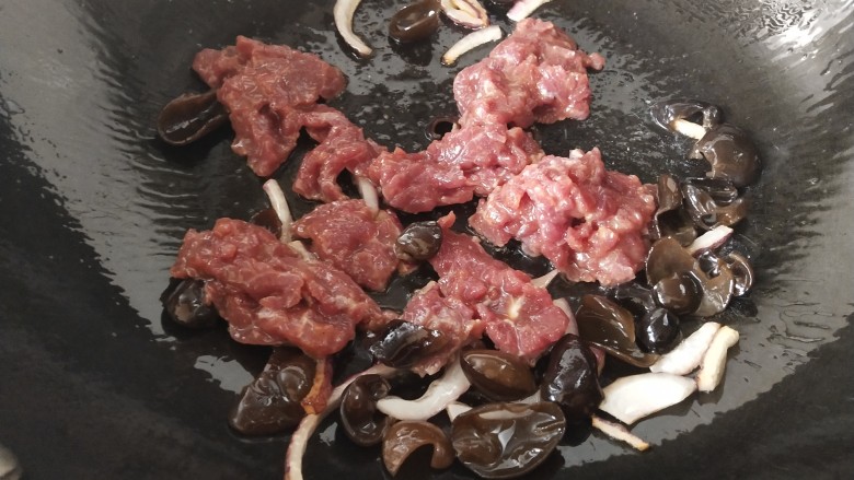 滑蛋牛肉,倒入腌制好的牛肉片煸炒