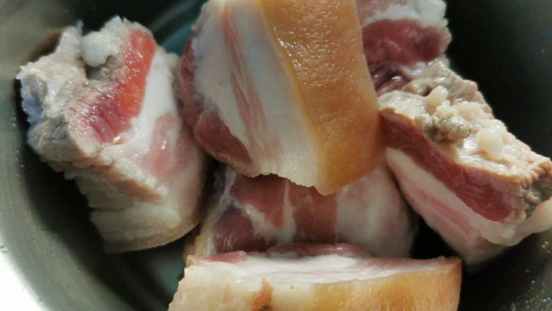 白萝卜炖猪肉,五花肉切一公分厚片