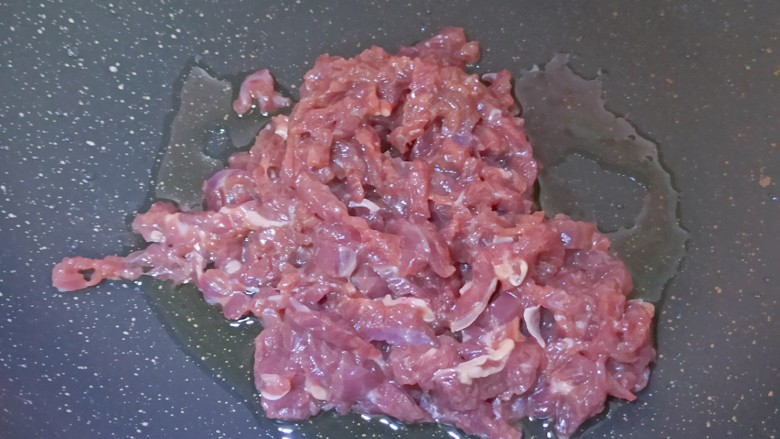 滑蛋牛肉,锅内加入适量食用油，油热加入牛肉丝，先不要翻炒，过一会儿稍微定型再翻动，炒熟盛出