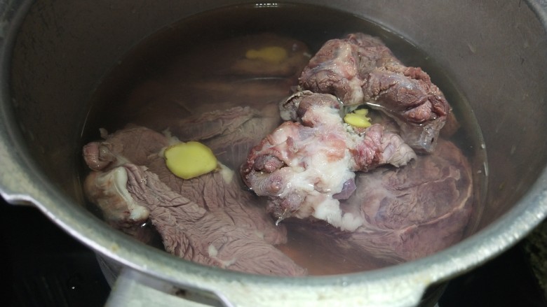 卤牛肉,把牛肉块放入锅里，加点料酒和姜片，倒入开水