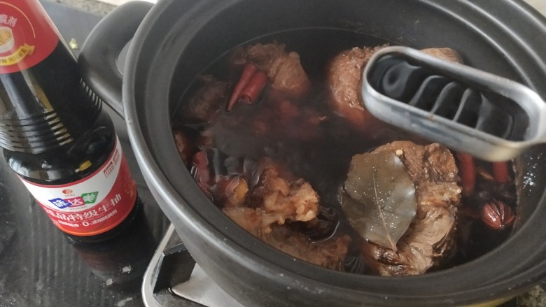 卤牛肉,烧了30分钟后，加入两勺生抽，14克盐，再烧15分钟左右