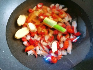 麻辣小龙虾尾,虾尾冷水下锅，放入姜、蒜、料酒焯水去腥