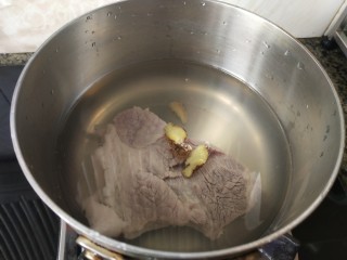 白萝卜炖猪肉,把肉放锅里，加入料酒和姜片焯一下，去味。