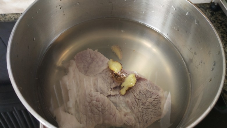 白萝卜炖猪肉,把肉放锅里，加入料酒和姜片焯一下，去味。