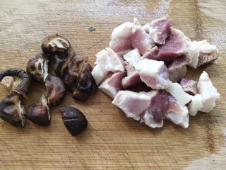 白萝卜炖猪肉,肉焯好后，切成块状，大小随意，泡发好的香菇洗净，切对半