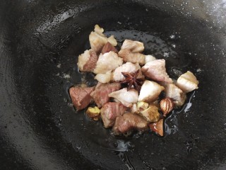 白萝卜炖猪肉,加入香料和姜粒，煸炒至香料出味