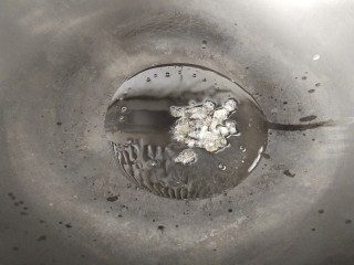 白萝卜炖猪肉,锅里放油烧热，加入冰糖，小火，待冰糖融化