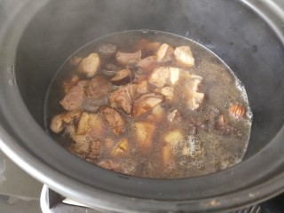 白萝卜炖猪肉,倒入砂锅，小火炖30分钟