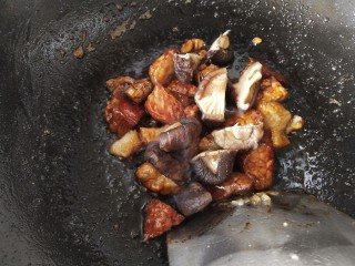 白萝卜炖猪肉,加入香菇再次翻炒，一次性加足水，没过食材还要高一点，烧开