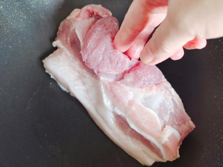 白萝卜炖猪肉,猪肉不用洗，烧热锅之后将猪皮来来回回烫一会儿（去毛、去腥）