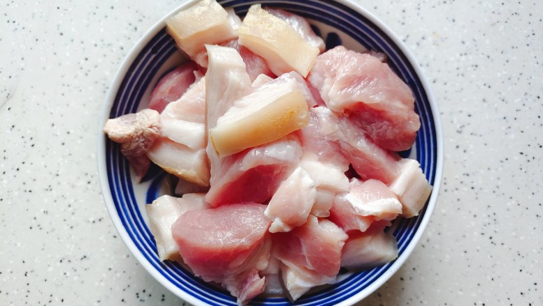 白萝卜炖猪肉,然后洗净，切成合适的块