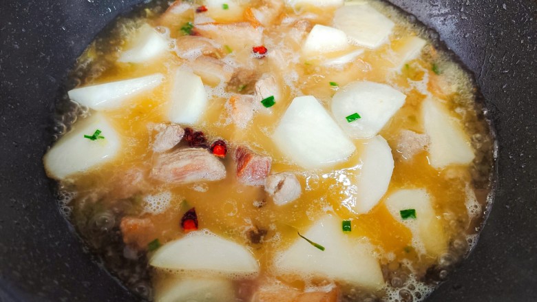 白萝卜炖猪肉,加热开水，水量和食材齐平