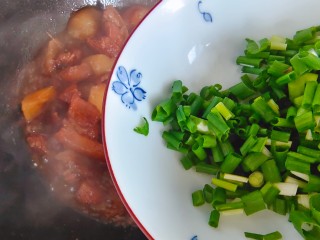 白萝卜炖猪肉,加入剩余的小葱，翻炒均匀，即可