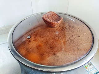 白萝卜炖猪肉,盖上锅盖，转小火焖煮25~30分钟